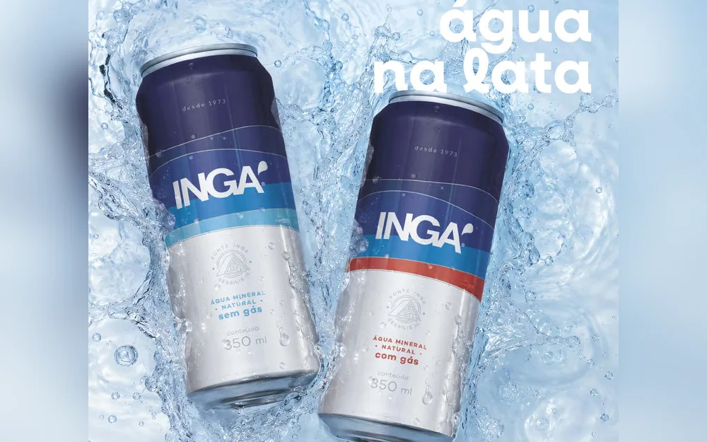Latas Ingá de 350 ml com gás e sem gás sobre respingos de água